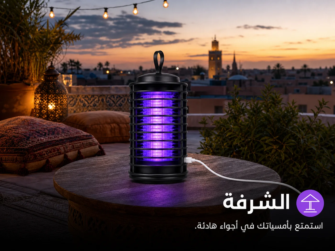 المصباح على طاولة في الشرفة عند الغروب — استمتع بأمسياتك في هدوء.